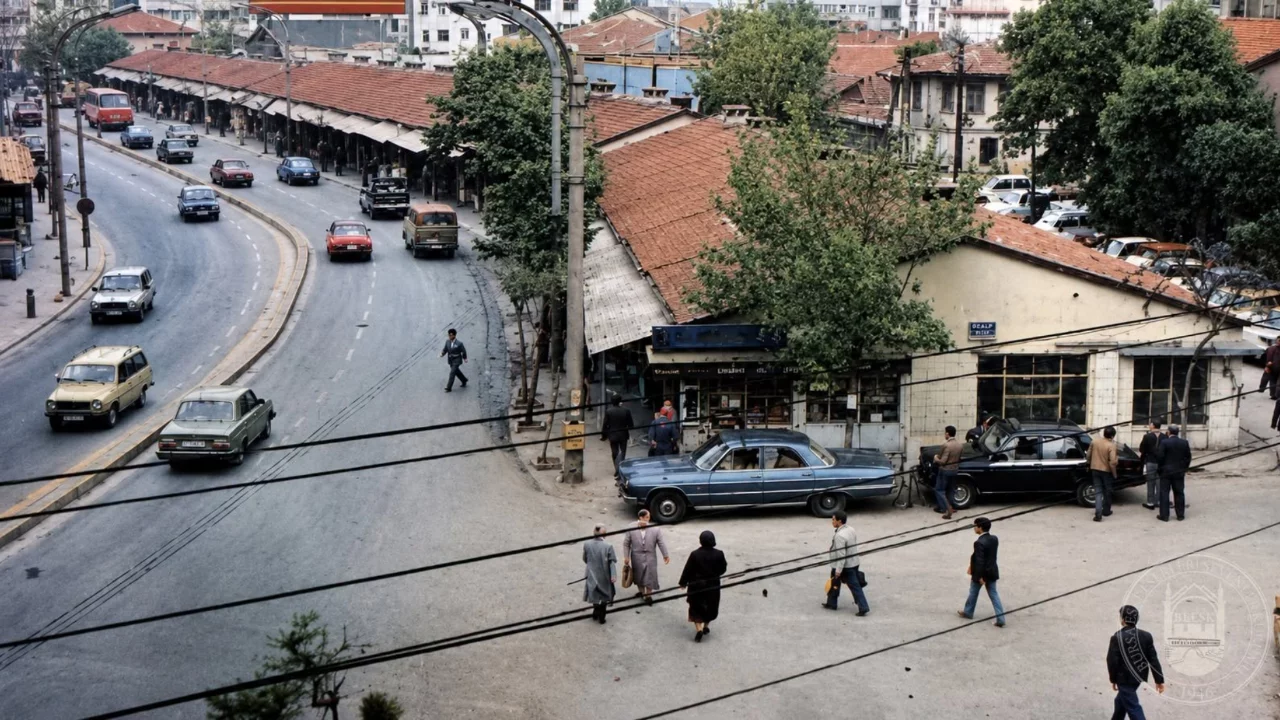 Bursa'da yakın ge&ccedil;mişten bir kare: Zafer meydanı ve Sıra d&uuml;kkanlar...