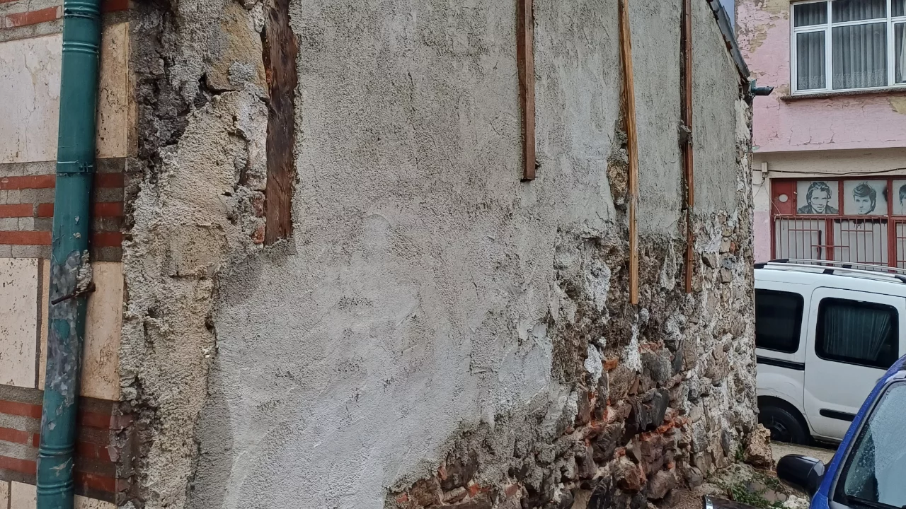 Bursa'nın tarihi t&uuml;rbesi ziyaret&ccedil;ilerini kapıda bırakıyor!