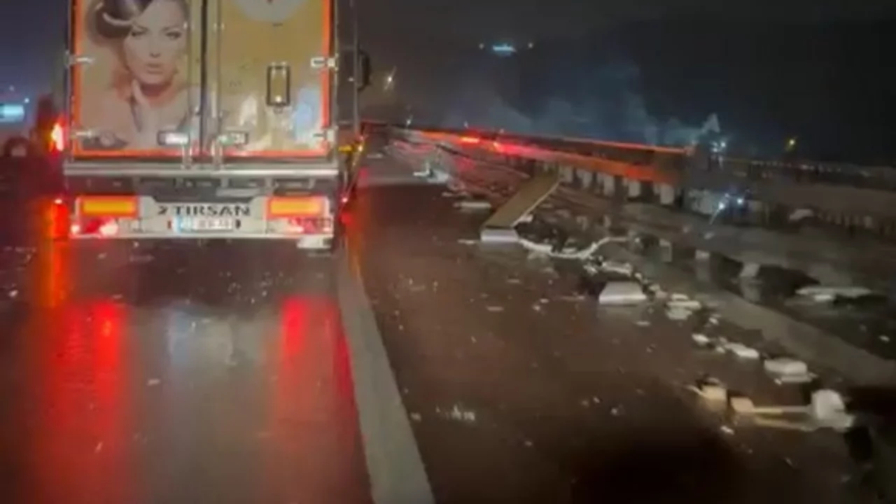 Bursa yolunda faciadan d&ouml;n&uuml;ld&uuml;! İ&ccedil;i yolcu dolu otob&uuml;s b&uuml;y&uuml;k tehlike atlattı...