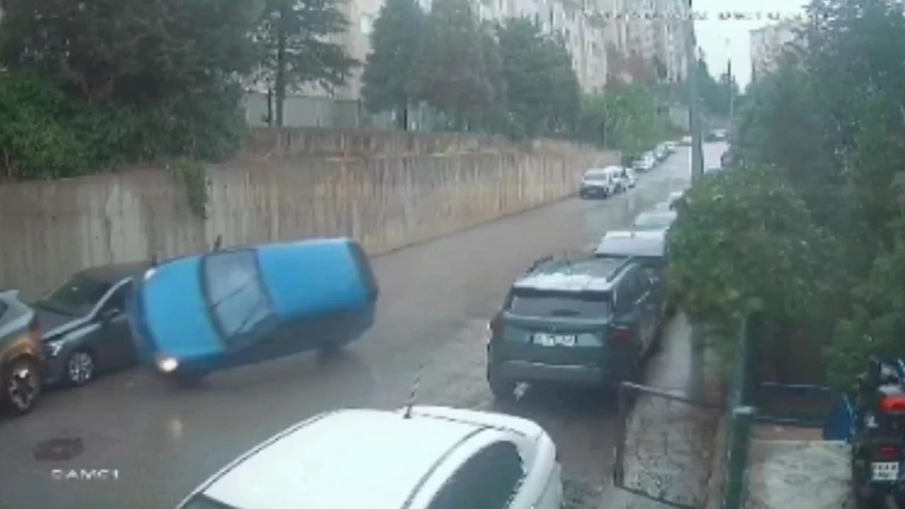 Bursa'da feci kaza! Seyir halindeyken &ccedil;arptı, takla attı