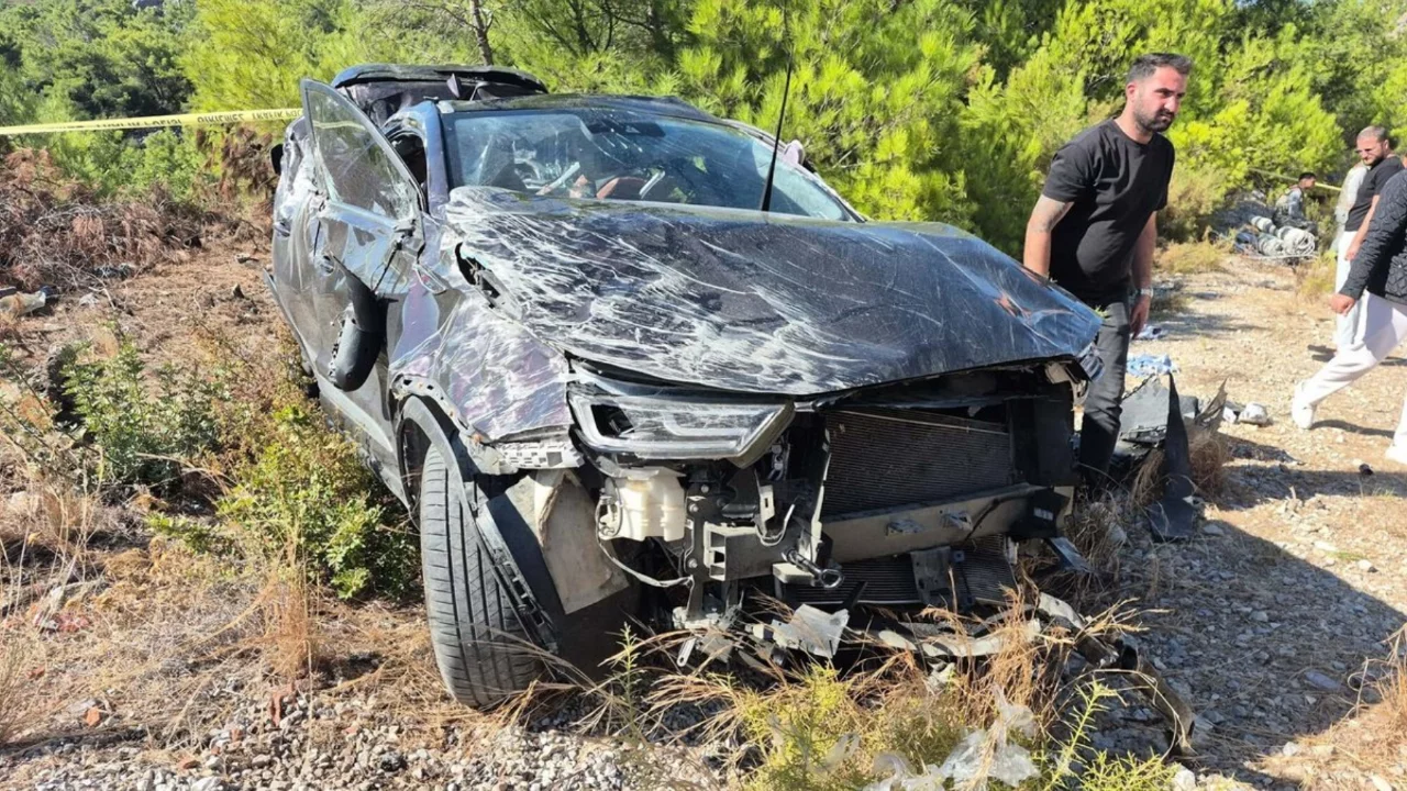 Otomobil bariyer ve elektrik direğine çarptı, 1 kişi öldü, 3 kişi yaralandı