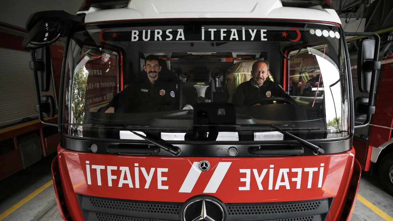 Alevlerin &uuml;st&uuml;ne birlikte y&uuml;r&uuml;yorlar! Bursa'yı gururlandıran baba-oğul mesaisi