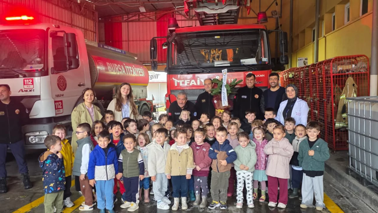 Bursa'da minik &ouml;ğrencilerden itfaiyecilere anlamlı ziyaret