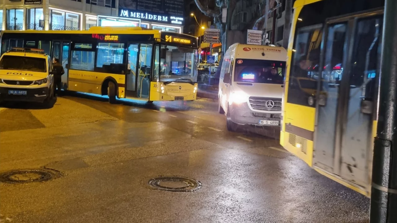 Bursa'da tarihi güzergahta büyük sorun! Yayalar araçların arasında kaldı