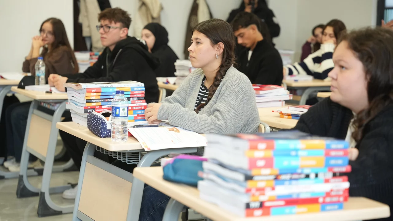 Yenişehir'de üniversite adaylarına 3 bin kitap desteği
