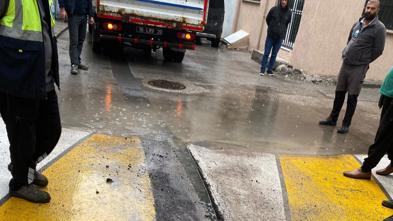 Bursa'da anında m&uuml;dahale! Su birikintisi tahliye edildi...