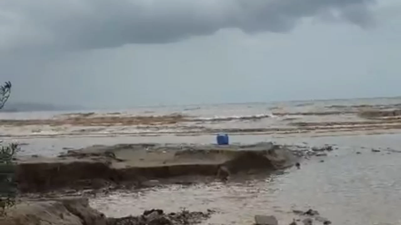 Bursa'da sağanak alarmı! Mahsur kalanlar var, deniz kahverengiye b&uuml;r&uuml;nd&uuml;
