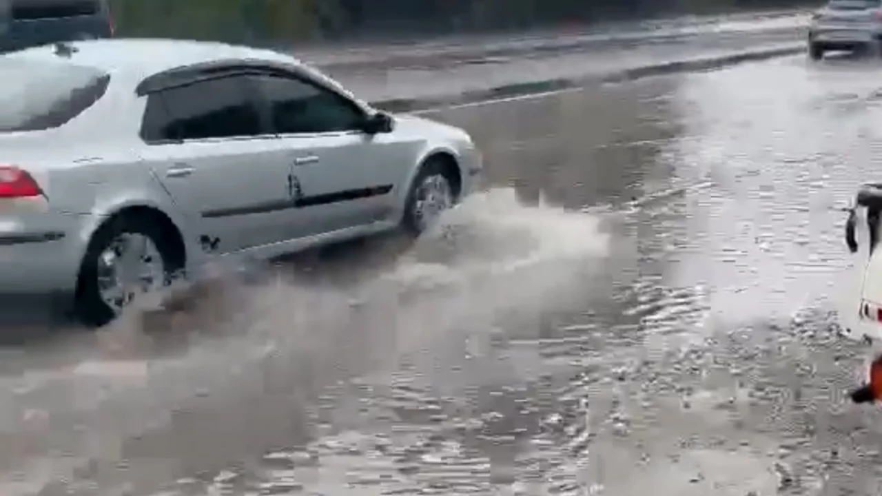Bursa'da cadde sular altında kaldı! 