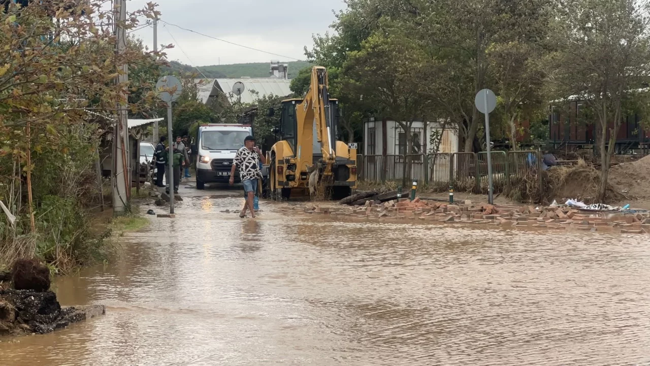 Mudanya'da sağanak kabusu: Yollar g&ouml;le d&ouml;nd&uuml;, ulaşım fel&ccedil; oldu