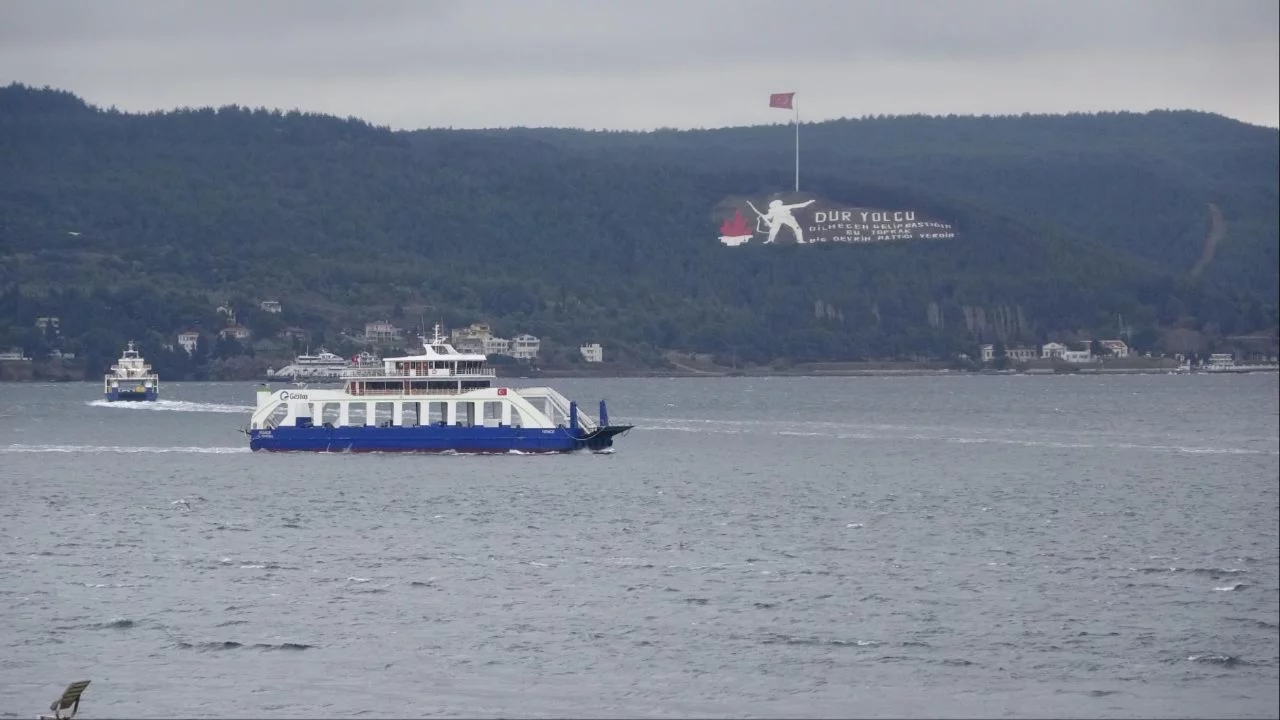 &Ccedil;anakkale'de deniz ulaşımında hava engeli: Seferlerin &ccedil;oğu iptal edildi