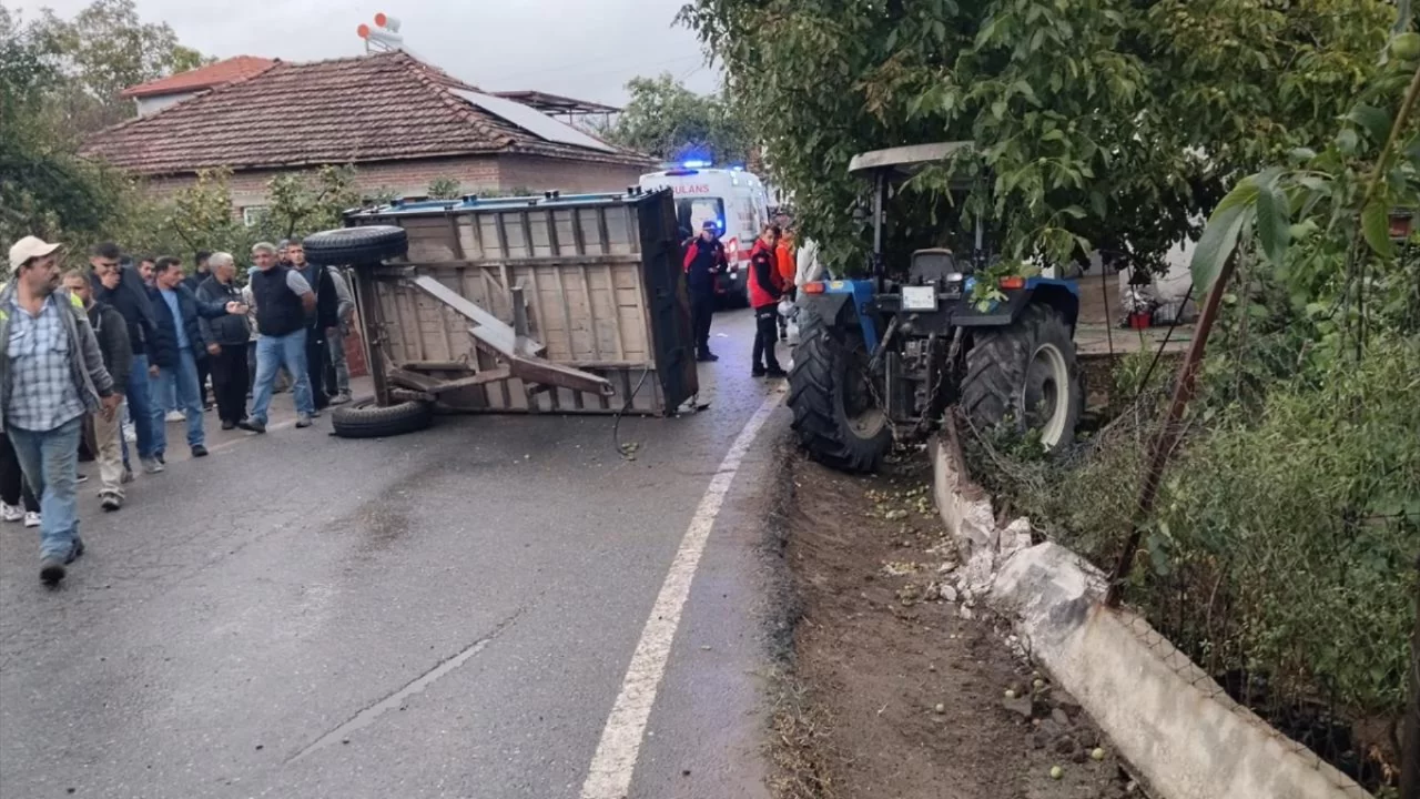 Trakt&ouml;r&uuml;n r&ouml;morku devrildi: 23 kişi yaralandı