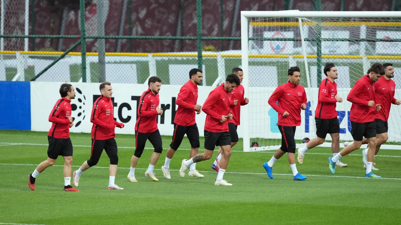 A Milli Takım'da Bel&ccedil;ika ma&ccedil;ı hazırlıkları başladı: İki futbolcu antrenmana katılmadı