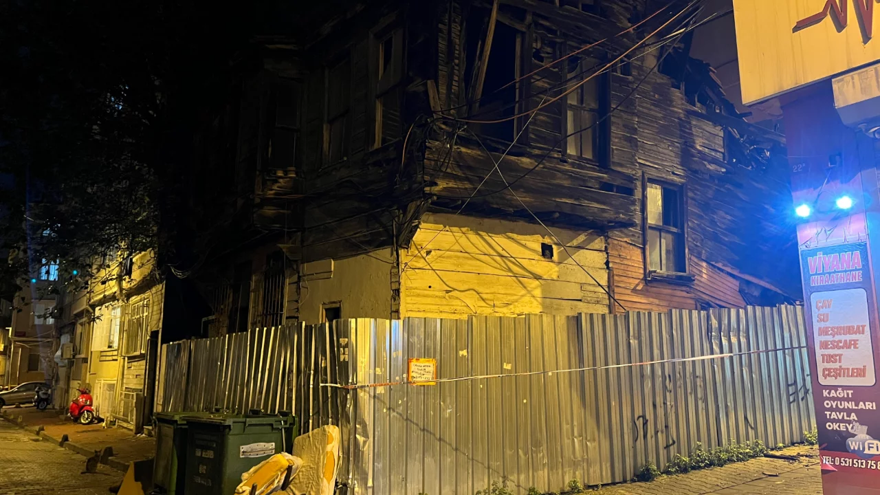İstanbul Fatih'te tarihi ahşap binada yağmur ve fırtına sonrası kısmi &ccedil;&ouml;kme