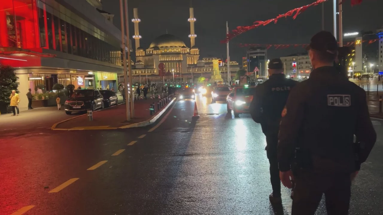 İstanbul'da gece saatlerinde geniş kapsamlı denetim: Polis ekipleri harekete ge&ccedil;ti