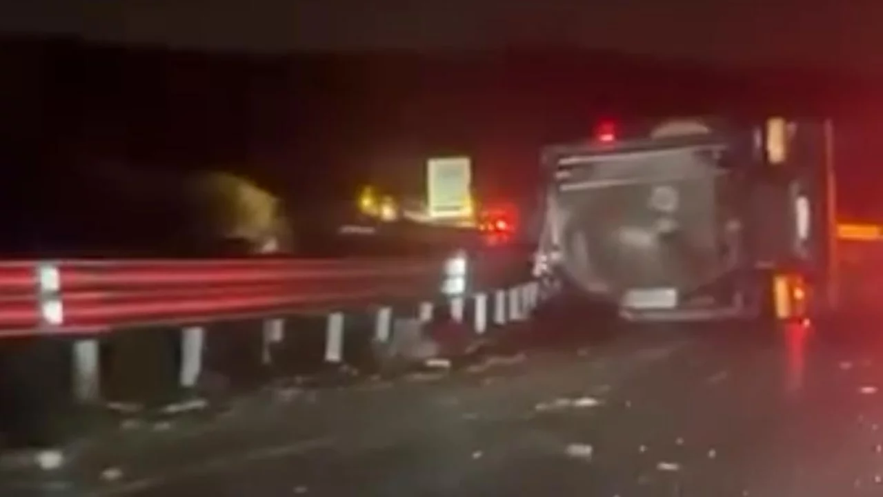 Yağışlı havada kontrolden &ccedil;ıkan asit y&uuml;kl&uuml; tanker devrildi!