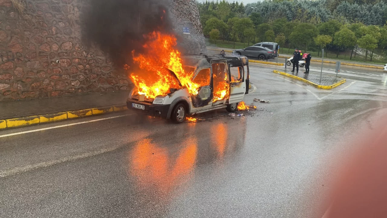 Kocaeli'nde seyir halindeki hafif ticari araç alevlere teslim oldu