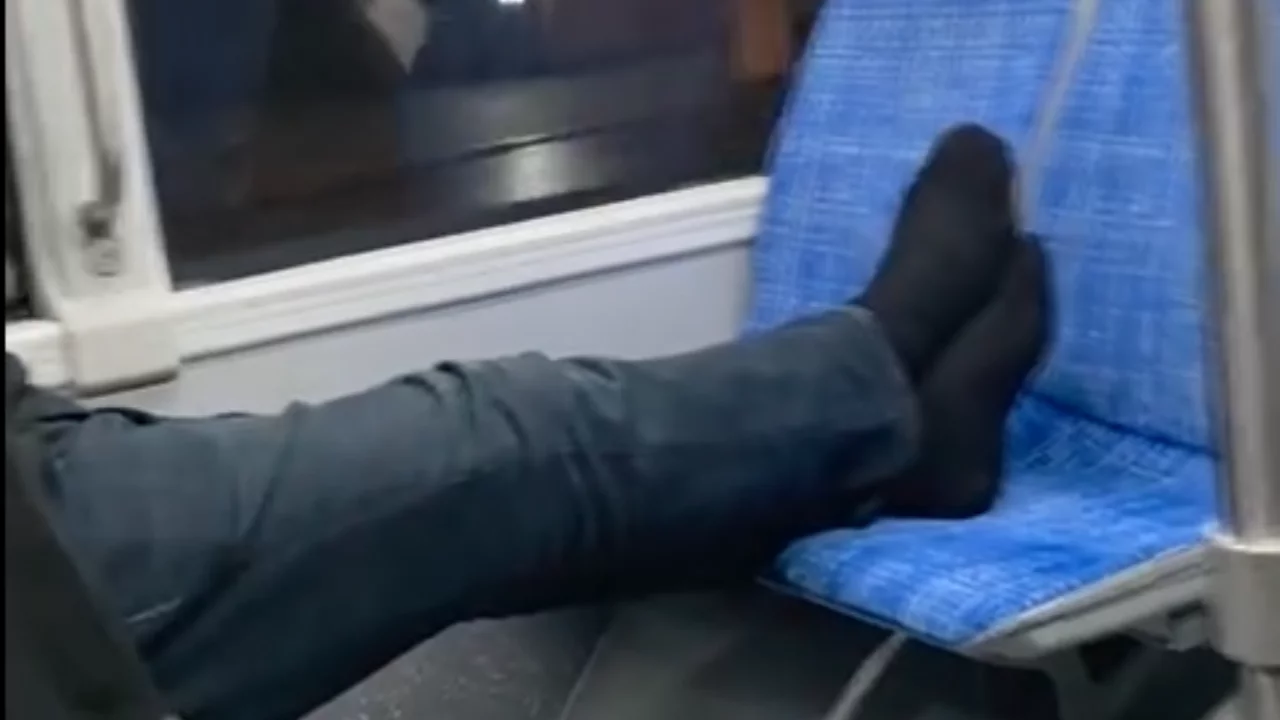 Bursa'da pes dedirten manzara! Otobüsü evin salonuna çevirdi