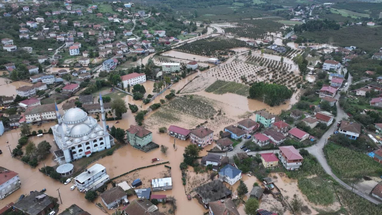 Sağanak yağış bir ilimizi felç etti! Çok sayıda okulda eğitime ara verildi...