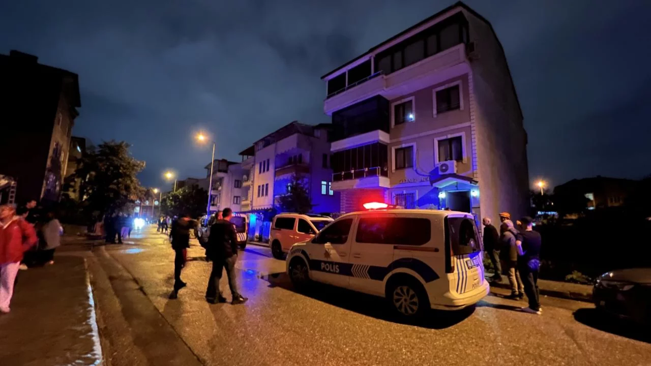Aynı b&ouml;lgede bir bina yıkılmıştı: Kocaeli'de toprak kayması sonrası 2 bina boşaltıldı