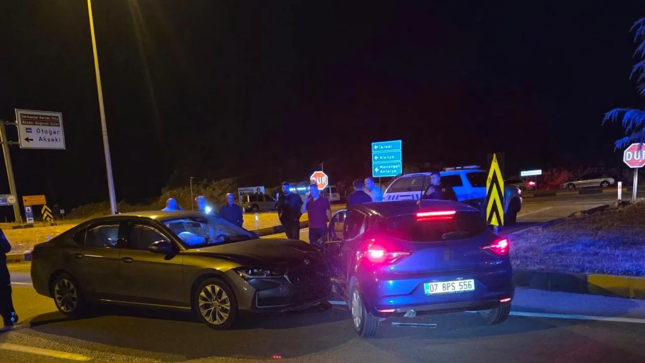 Akseki Kavşağı'nda iki otomobil &ccedil;arpıştı: 2'si Norve&ccedil; vatandaşı 3 kişi yaralandı