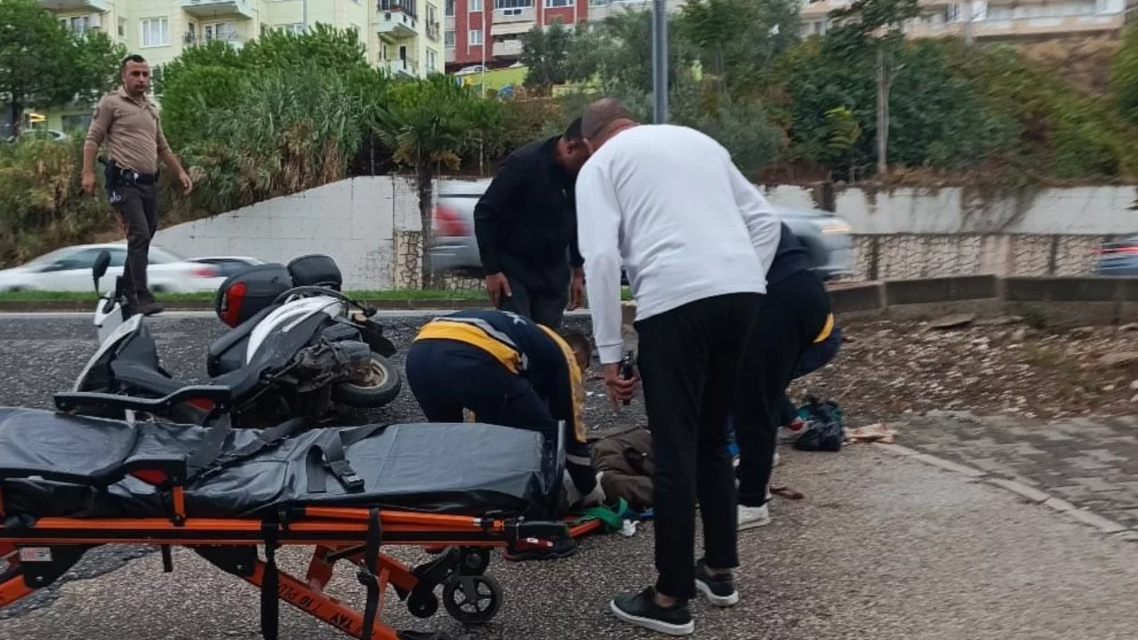 Bursa'da motosiklet kazası: S&uuml;r&uuml;c&uuml; ağır yaralı olarak hastaneye sevk edildi