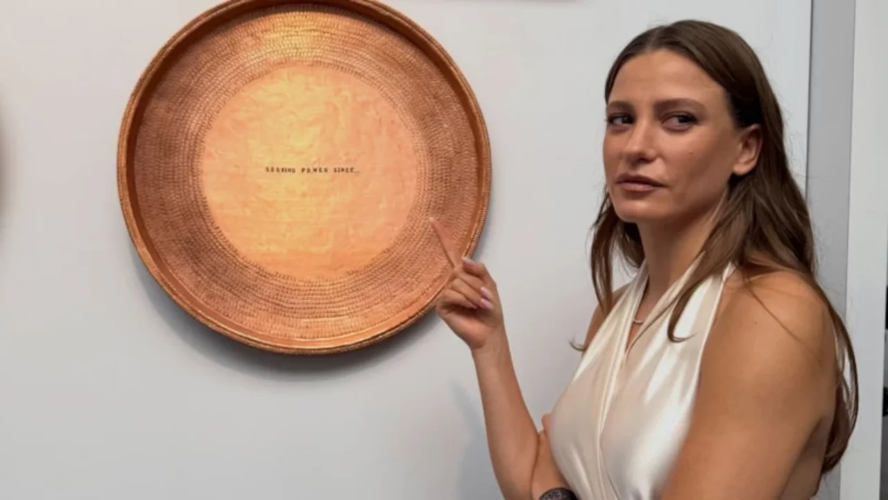 Serenay Sarıkaya'nın Paris şıklığının bedeli belli oldu! Giydiği elbisenin fiyatı dudak u&ccedil;uklattı