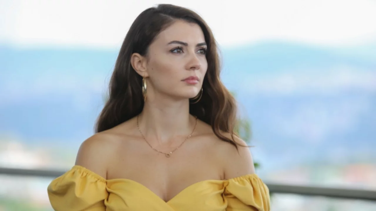Burcu &Ouml;zberk'in yıllar &ouml;nceki hali ortaya &ccedil;ıktı! Muhteşem Y&uuml;zyıl'daki g&ouml;r&uuml;nt&uuml;leri yeniden g&uuml;ndemde