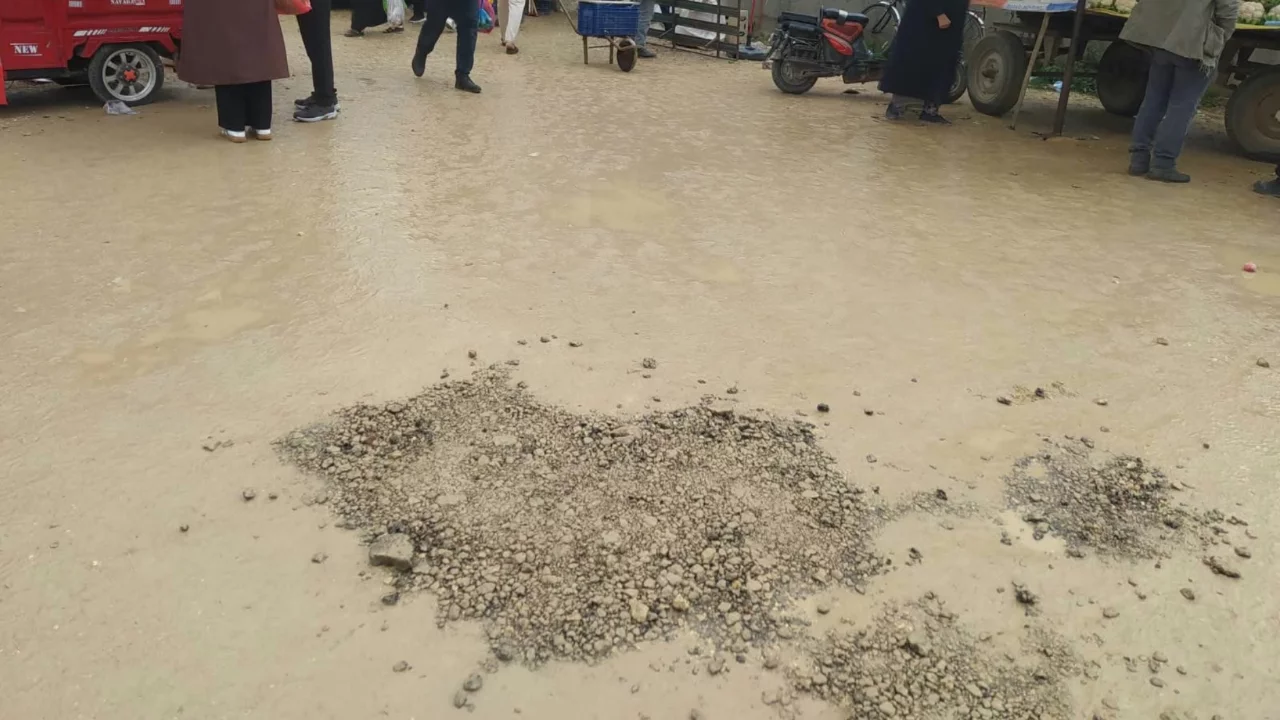 Bursa'da kapalı pazaryeri &ccedil;amur deryasına d&ouml;nd&uuml;! Vatandaş isyan etti...