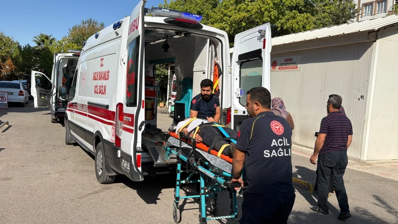 T&uuml;t&uuml;n iş&ccedil;ilerini taşıyan minib&uuml;s devrildi: 12 yaralı