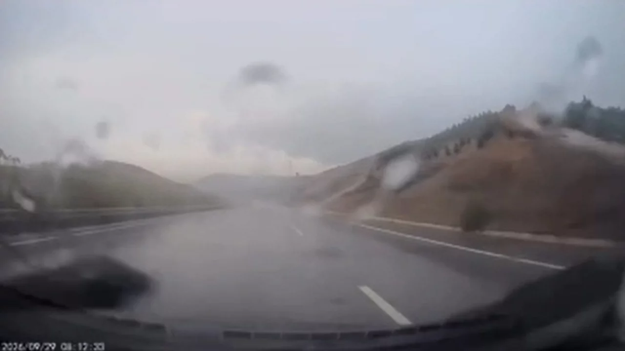 Bursa yolunda sağanak yağış kazaya neden oldu: Otomobil bariyerlere &ccedil;arpıp yol dışına &ccedil;ıktı!