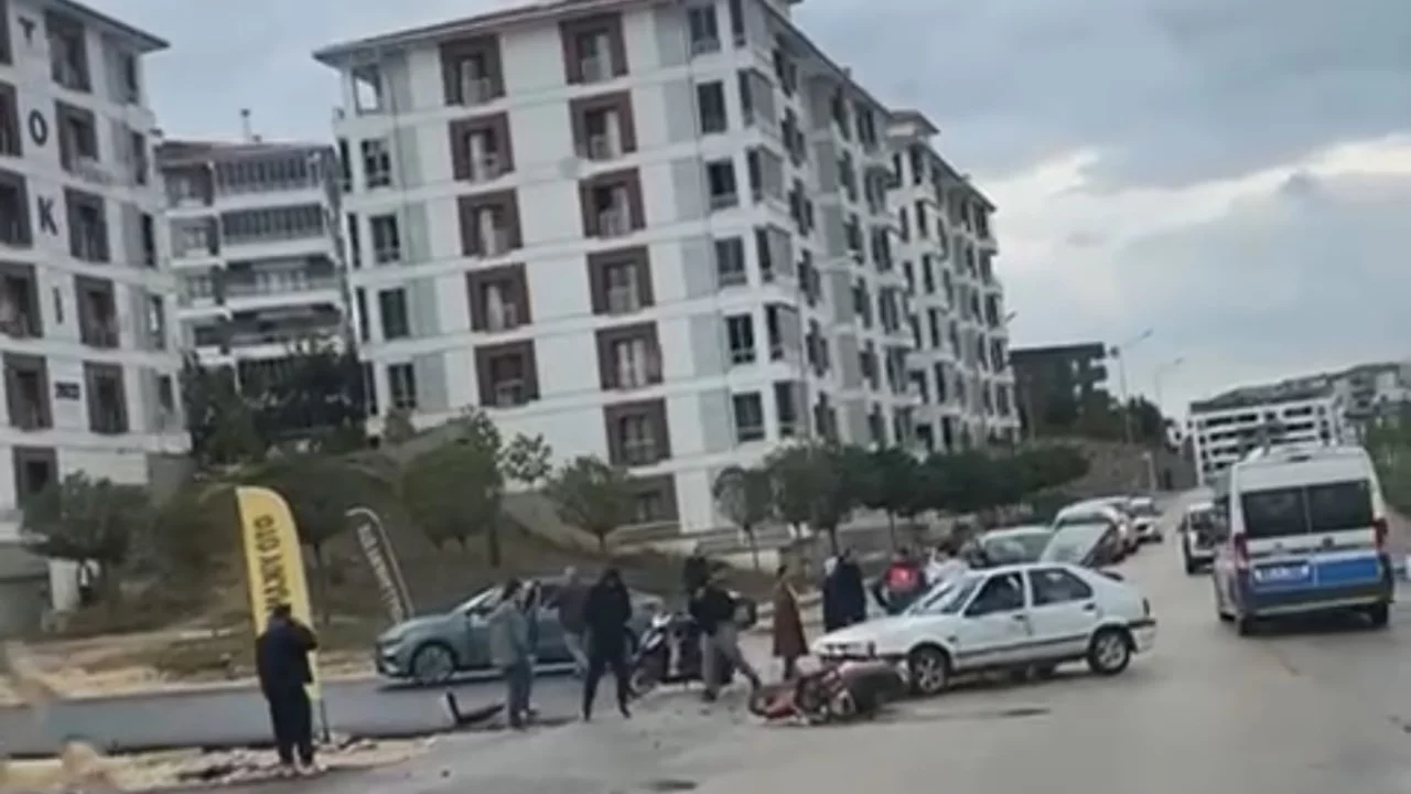 Bursa'da otomobil ve motosiklet çarpıştı! Çevredekiler yardıma koştu