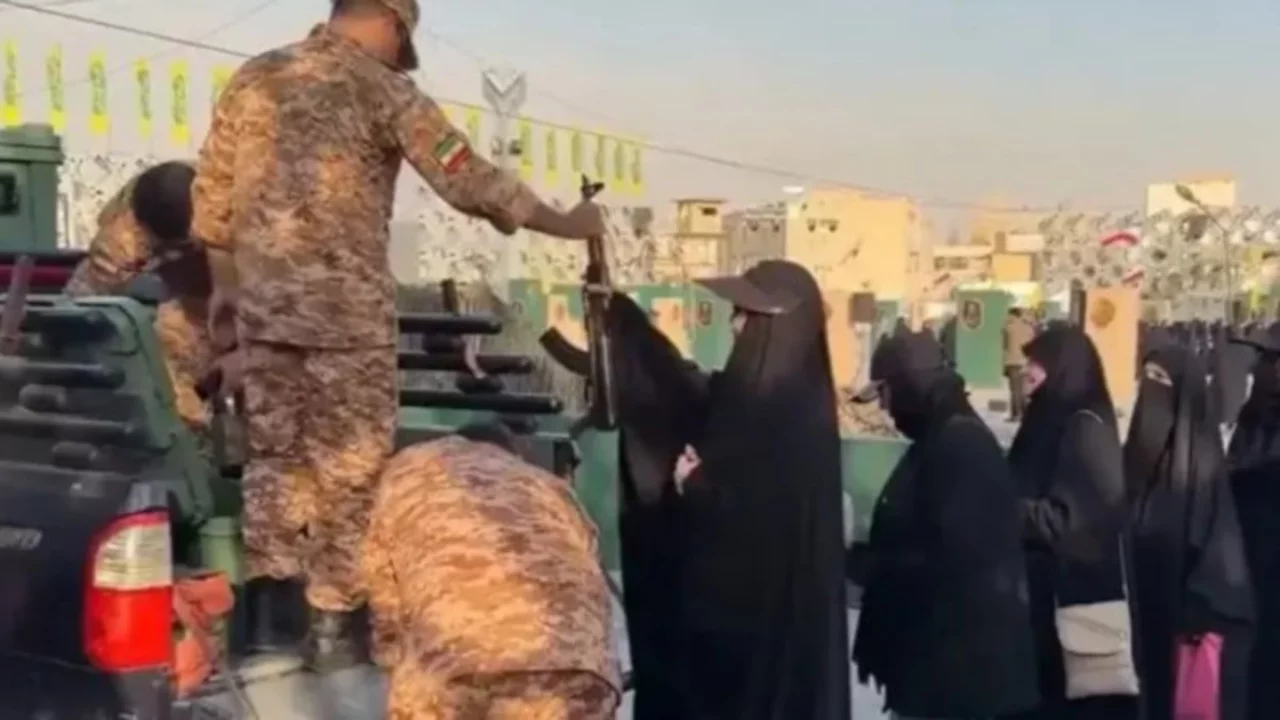 İran'da kadın gönüllülere silahlı askeri eğitim