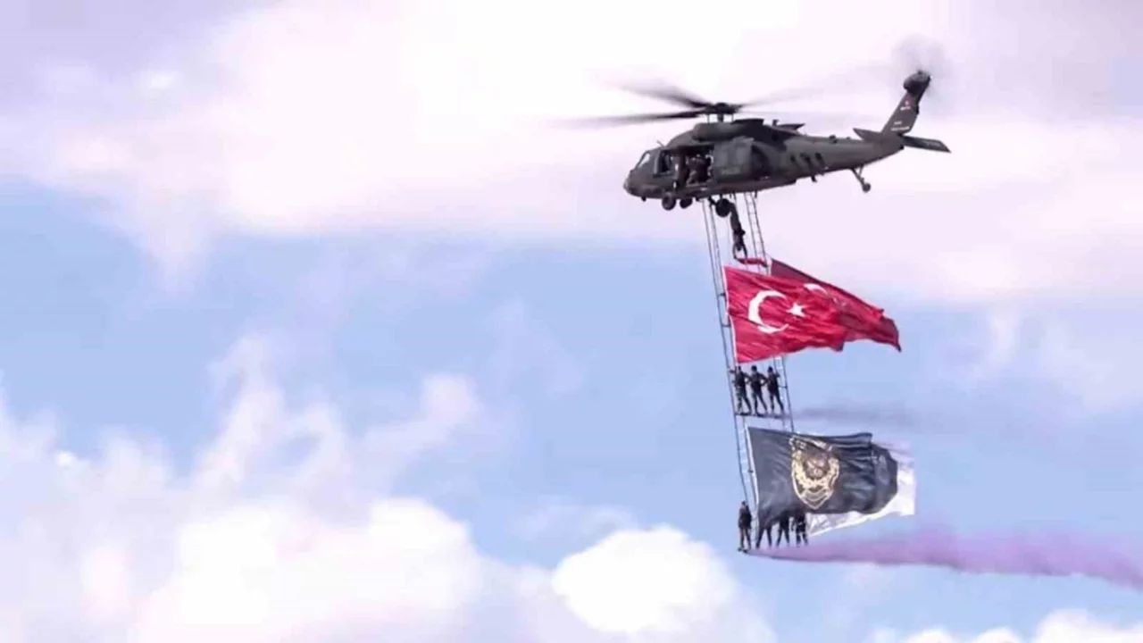 TEKNOFEST Güneydoğu'da Özel Harekat polisleri T-70 helikopterle bayrak şovu yaptı