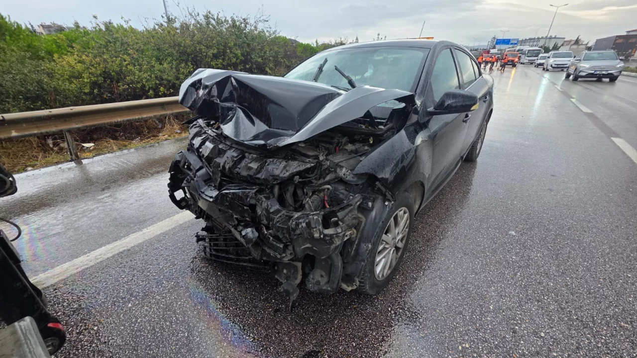 R&uuml;zgar g&uuml;l&uuml; g&ouml;vdesi taşıyan tıra otomobil arkadan &ccedil;arptı 4 yaralı