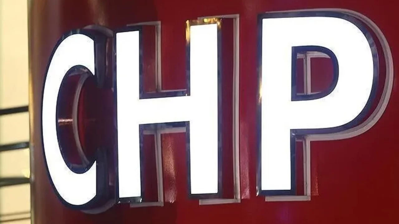 CHP'de 3 belediye başkanı ihraç edildi