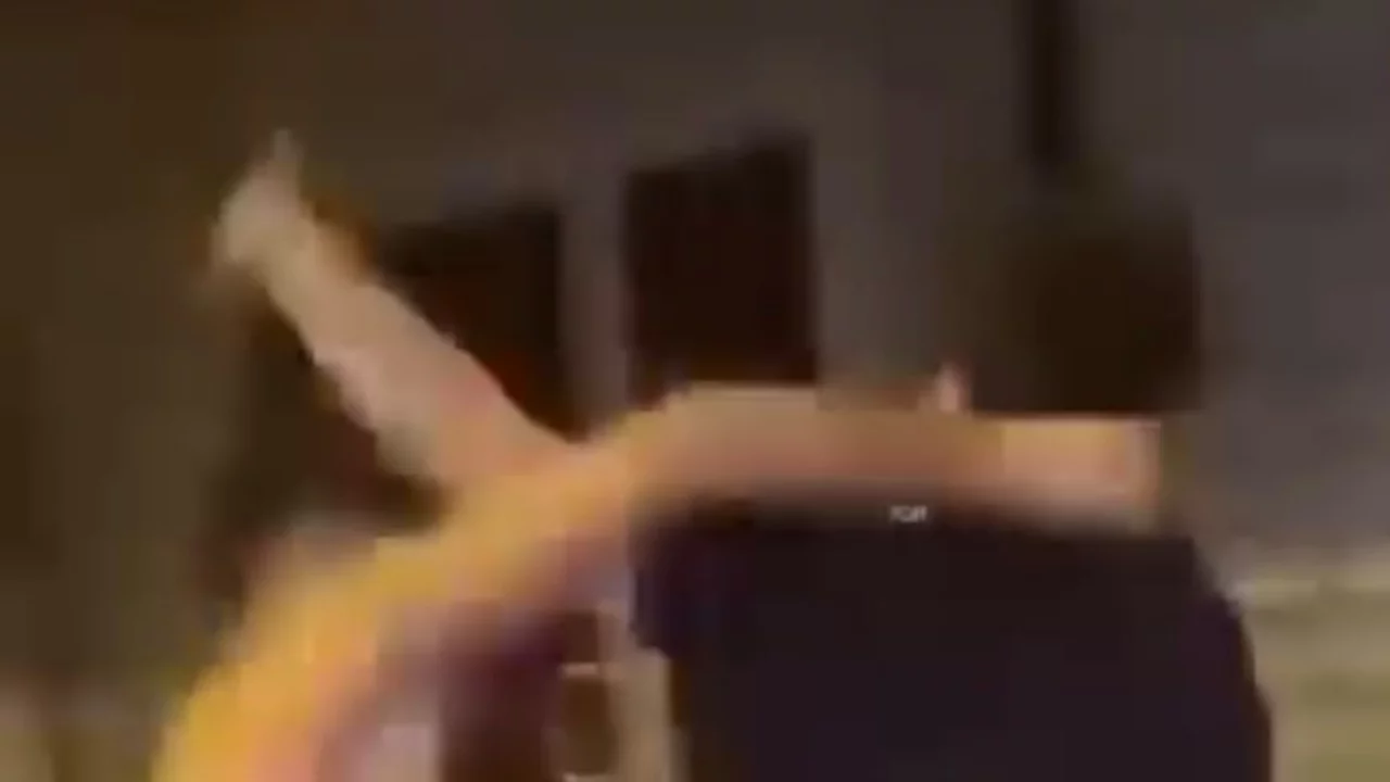 Kavgayı ayırmak yerine 'vur' diye bağırdılar! O anlar kamerada