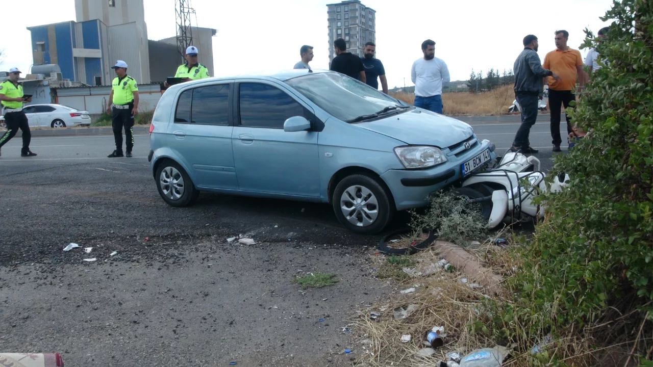 Kilis'te motosiklet ve otomobil &ccedil;arpıştı: 1'i ağır 2 yaralı