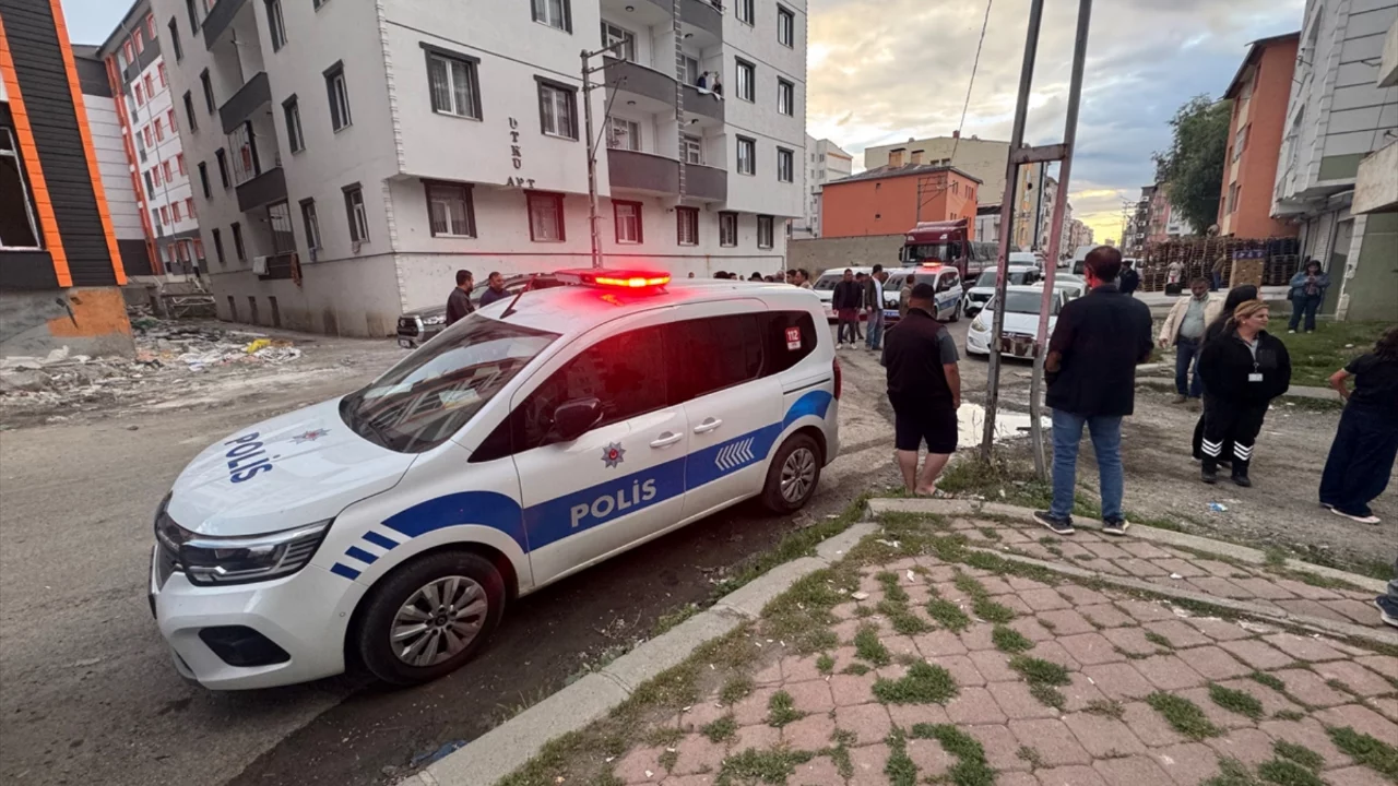 Kars'ta anne ve oğluna evlerinin &ouml;n&uuml;nde silahlı saldırı