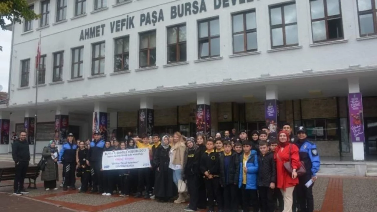 Bursa'da Emniyet'ten &ccedil;ocuklara &ouml;zel program! 250 &ouml;ğrenci tiyatroda buluştu