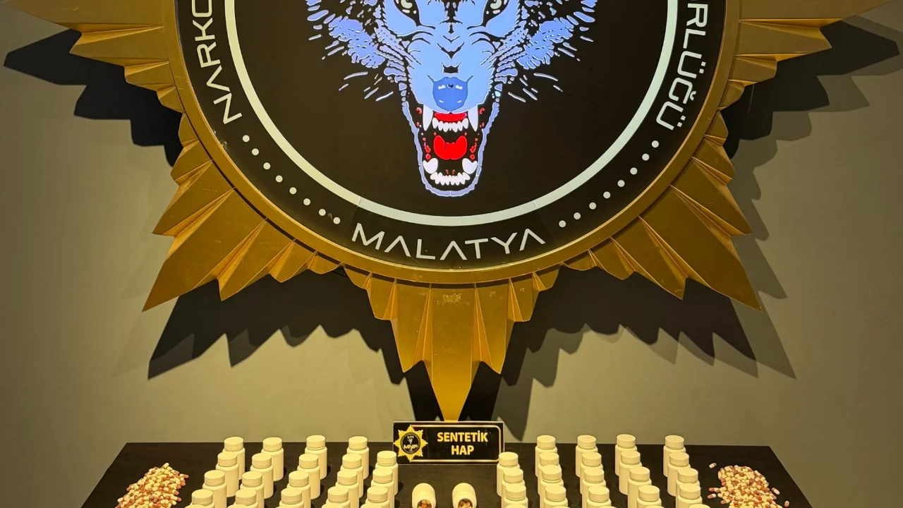 Malatya'da sokak satıcılarına operasyon: Binlerce sentetik ecza hapı ele geçirildi