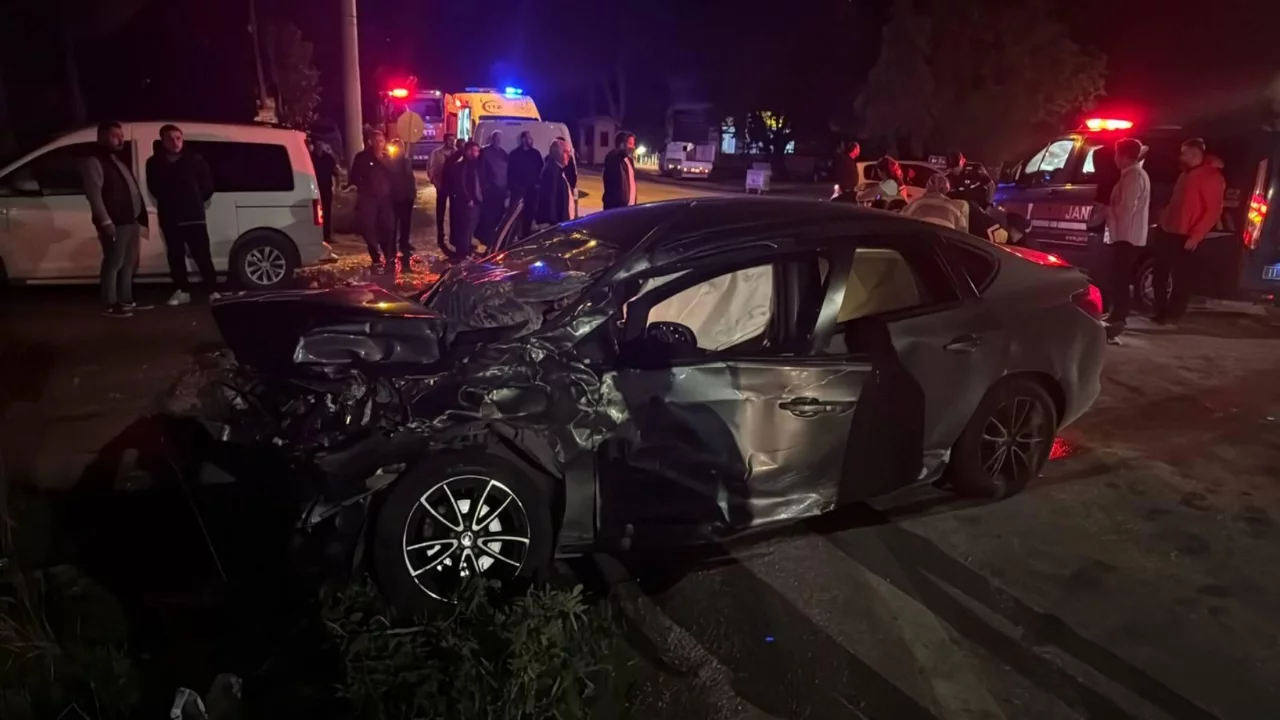 Bilecik'te otomobil tıra &ccedil;arptı: 5 kişi yaralandı