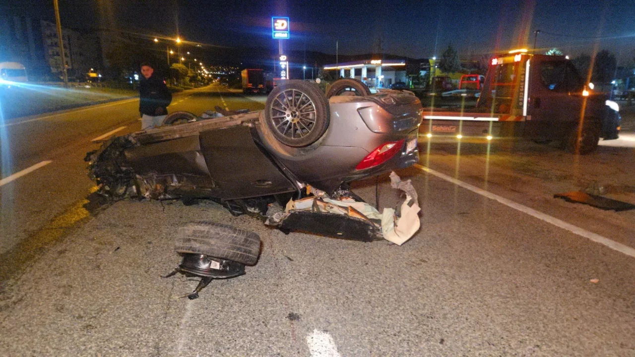 Bursa'da yol &uuml;zerinde adeta s&uuml;r&uuml;klendi! L&uuml;ks otomobil ters d&ouml;nd&uuml;