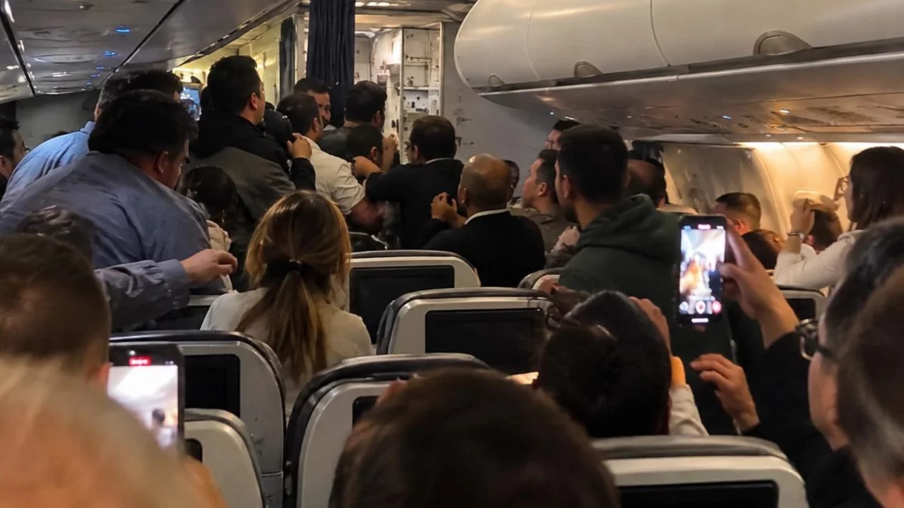 T&uuml;rkiye'ye gelen u&ccedil;akta akılalmaz olay! Hostesi ve yolcuyu ısırdı