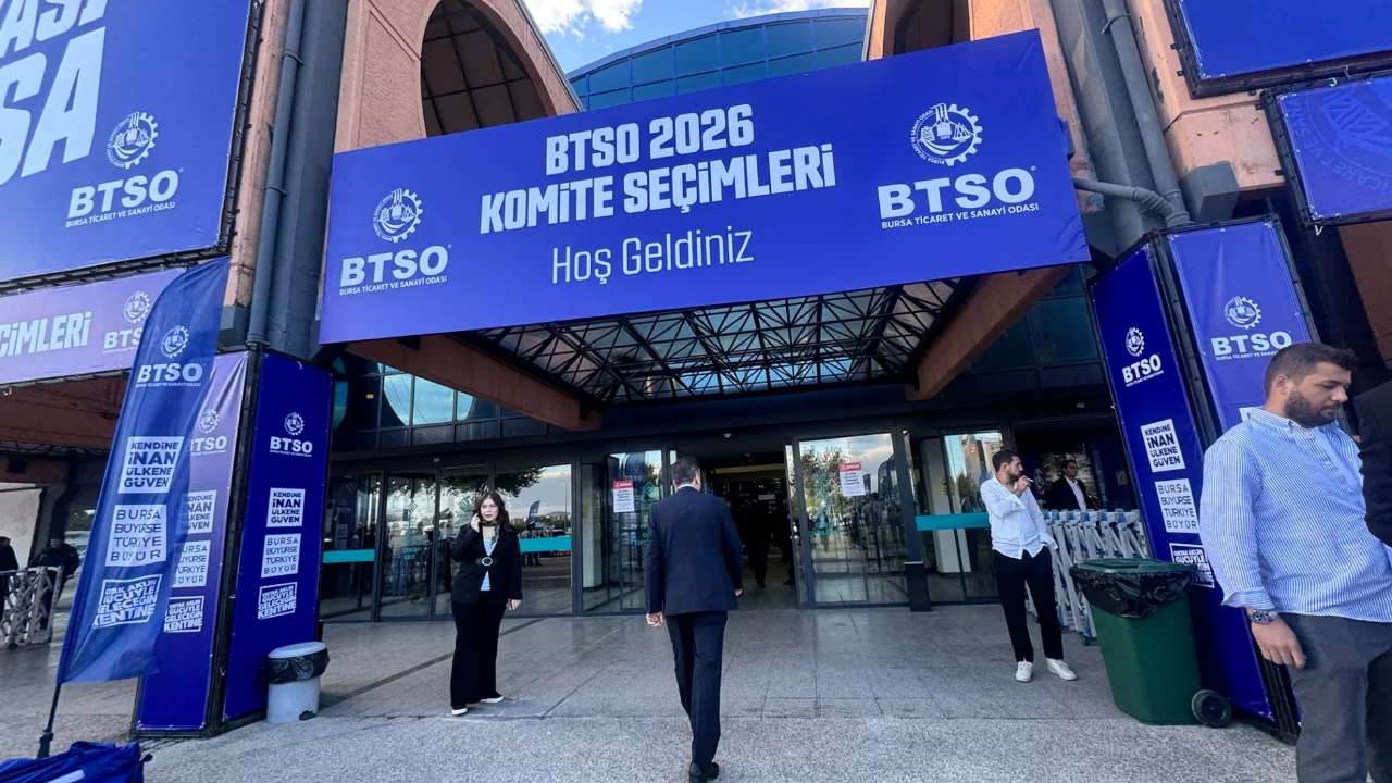 Bursa'da kritik se&ccedil;im olaylı başladı! Fuar alanında oy &ouml;ncesi masa kavgası...