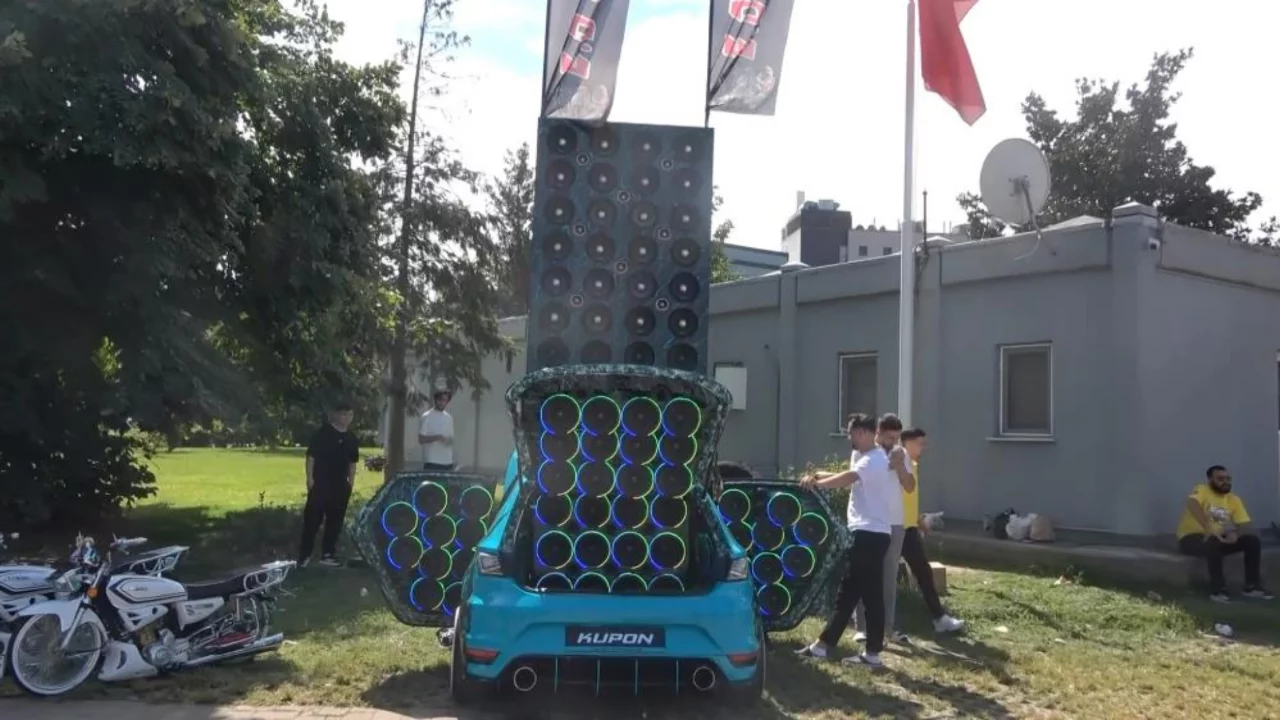 Bursa'da bu otomobili g&ouml;ren d&ouml;n&uuml;p bir daha baktı! &Uuml;zerinde 72 kolon var...