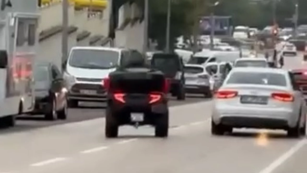 Korna ve selekt&ouml;rlere aldırmadı! Bursa'da akan trafikte tehlikeli şov