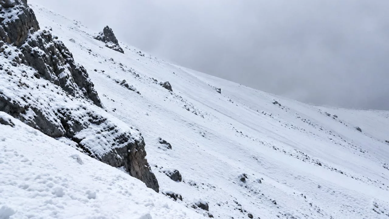 Hava sıcaklığı eksi 9'u g&ouml;rd&uuml;, dağın zirvesi karla kaplandı