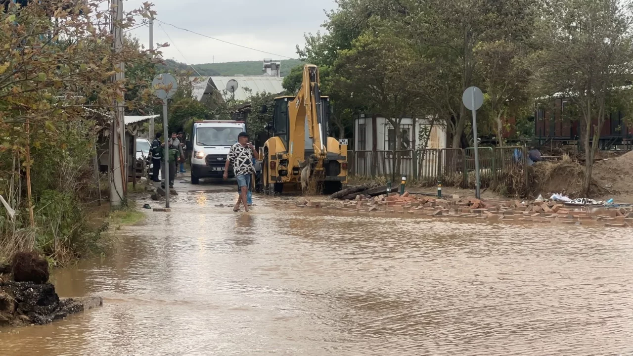 Bursa'da selin izleri siliniyor! Ekipler cadde ve sahil şeridinde &ccedil;alışıyor
