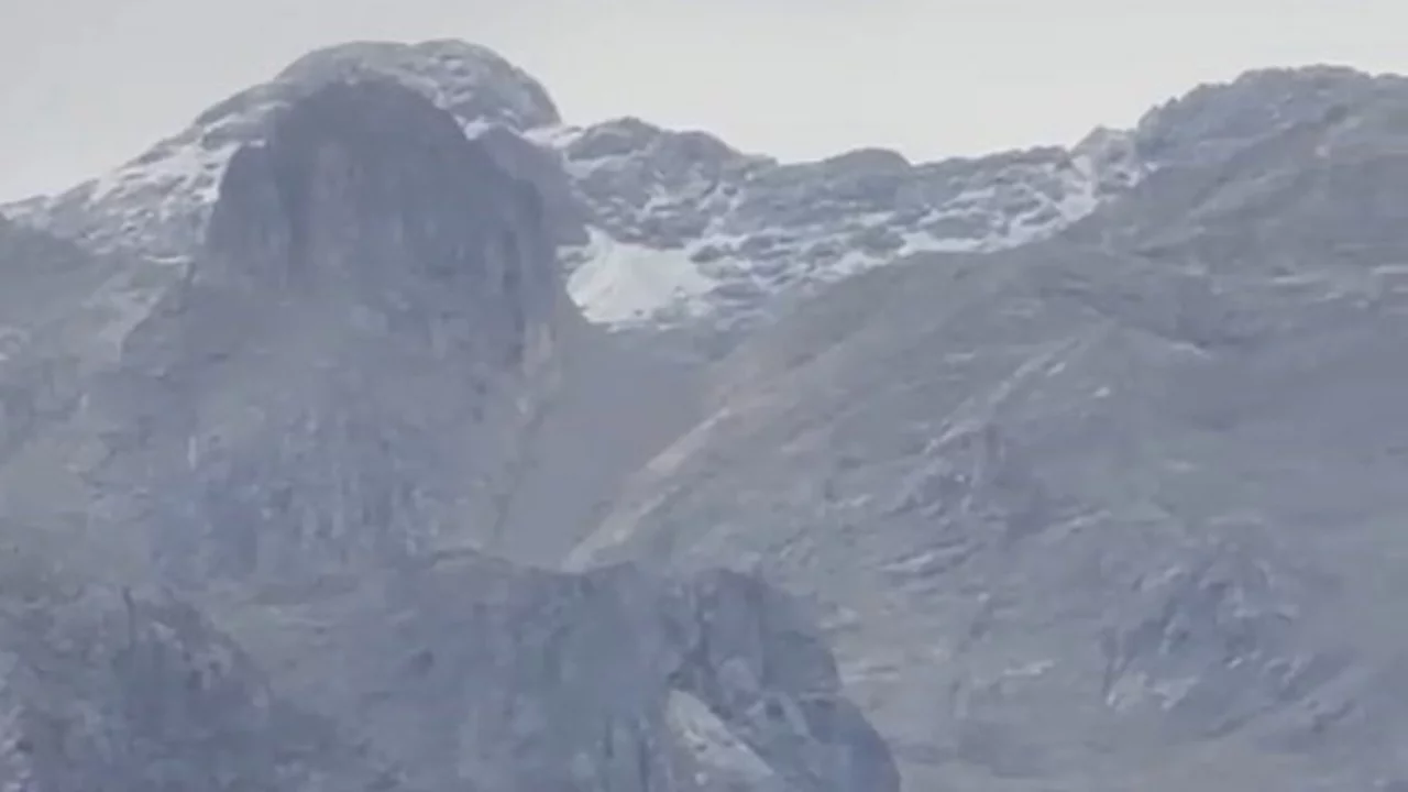 Tunceli'de sıcaklıklar d&uuml;ş&uuml;nce Munzur Dağları'na mevsimin ilk karı yağdı