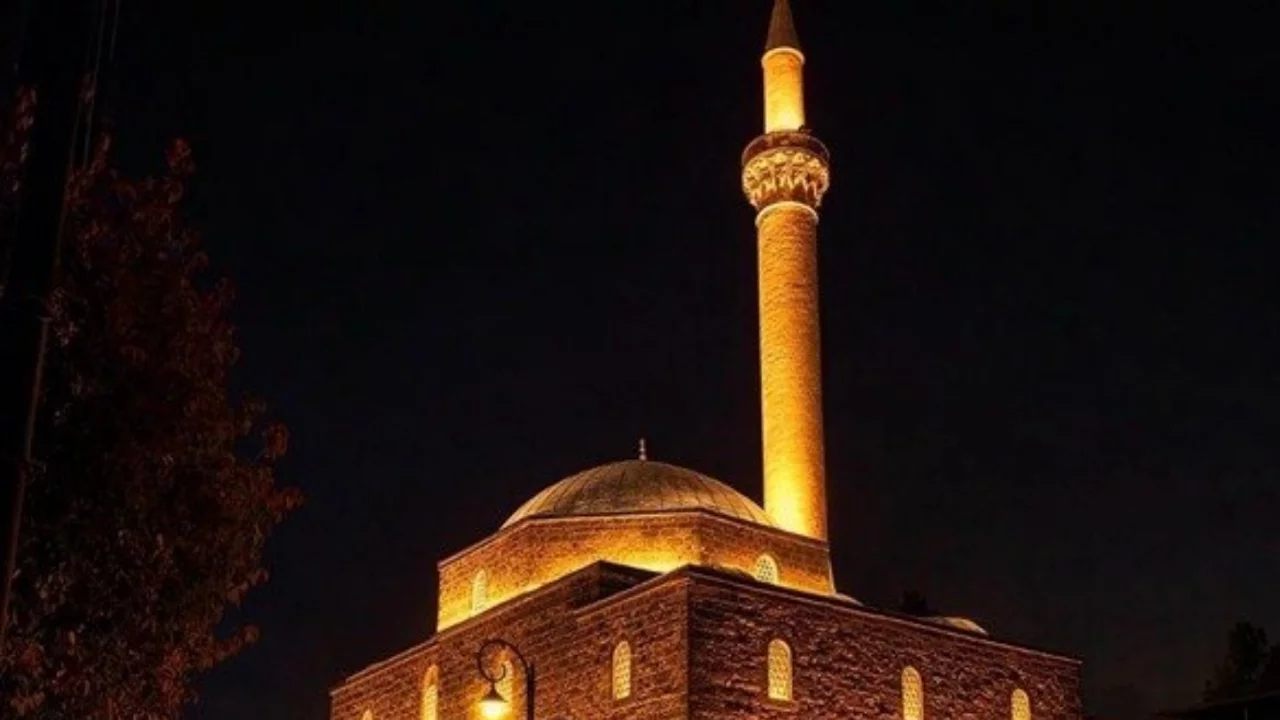 6 Şubat depremlerinde hasar gören 6 tarihi cami cemaatiyle buluşacak